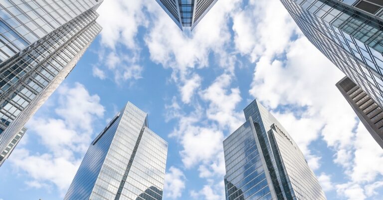 A Global Financial Services Leader Builds the Foundation for Agentic Data Operations